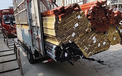 百葉窗型材發(fā)貨中